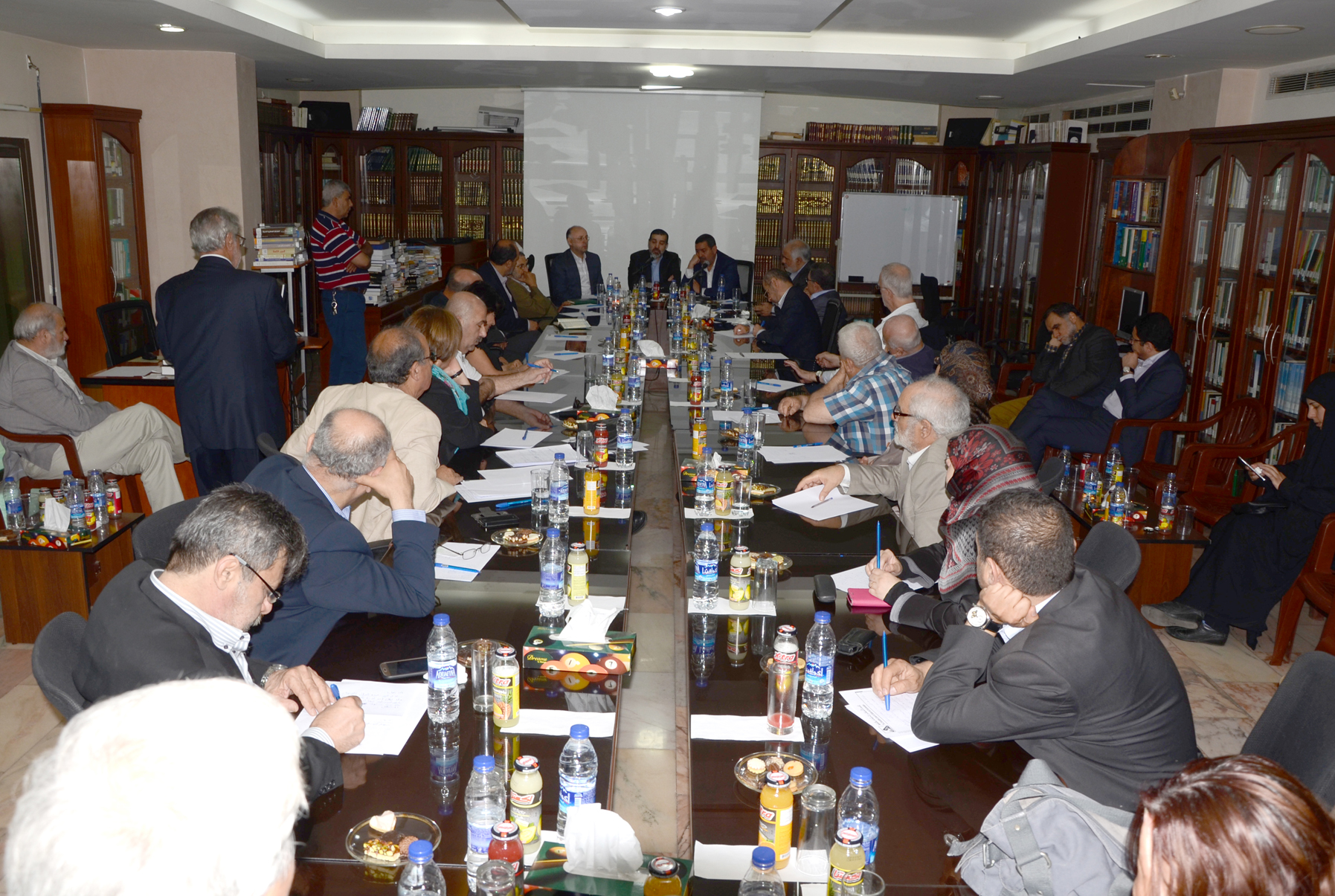  حلقة نقاش : صادق خرازي، التكتلات السياسية والامنية في غرب آسيا / نيسان 2016